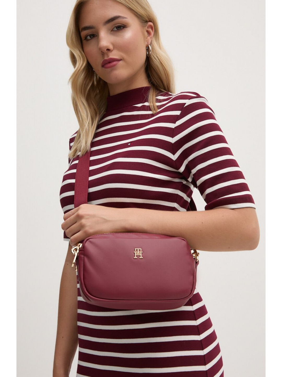 Kabelka Tommy Hilfiger tmavomodrá barva AW0AW16475