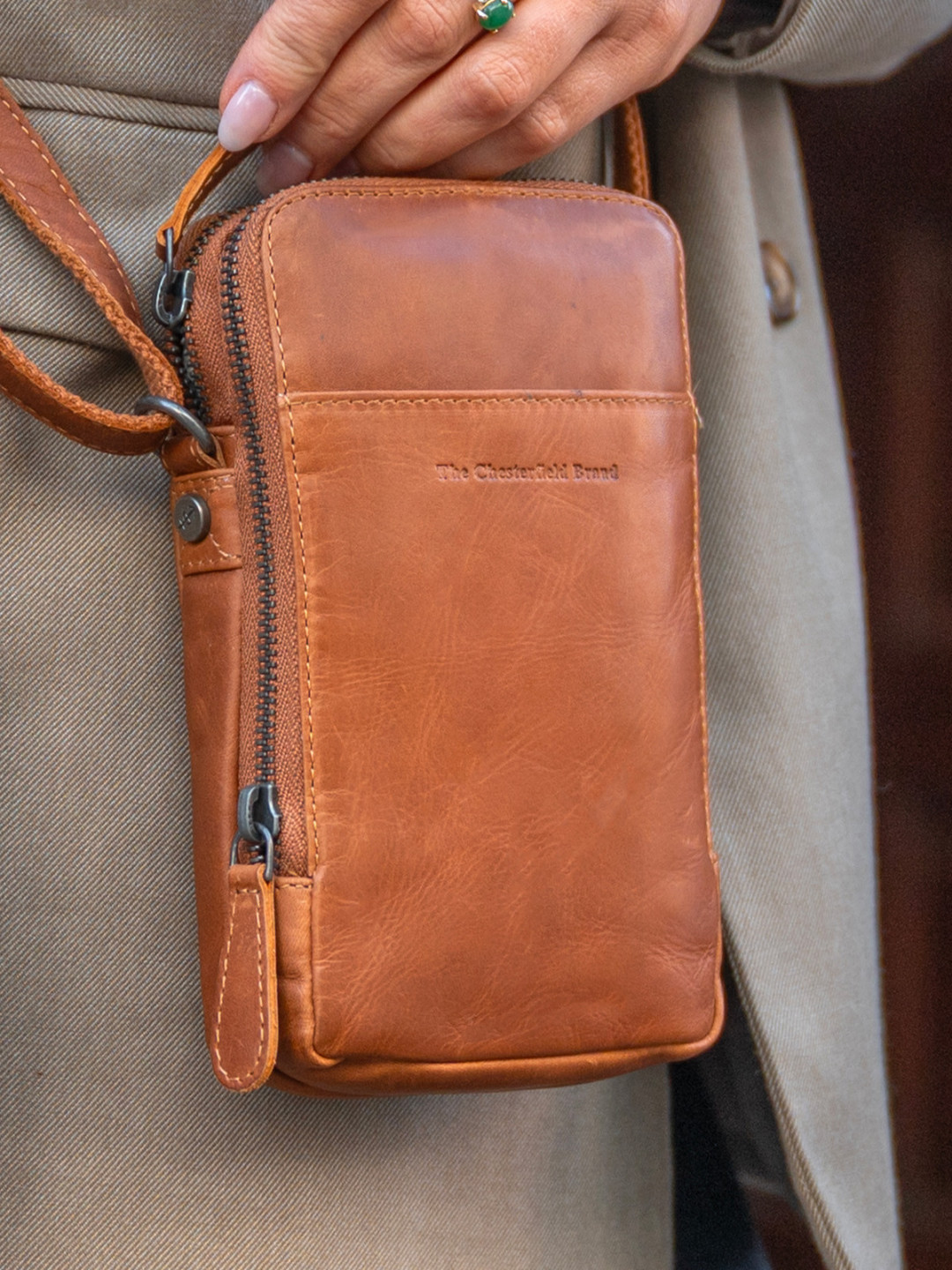 Kožená taška na mobil a doklady The Chesterfield Brand Alesnd – koňak