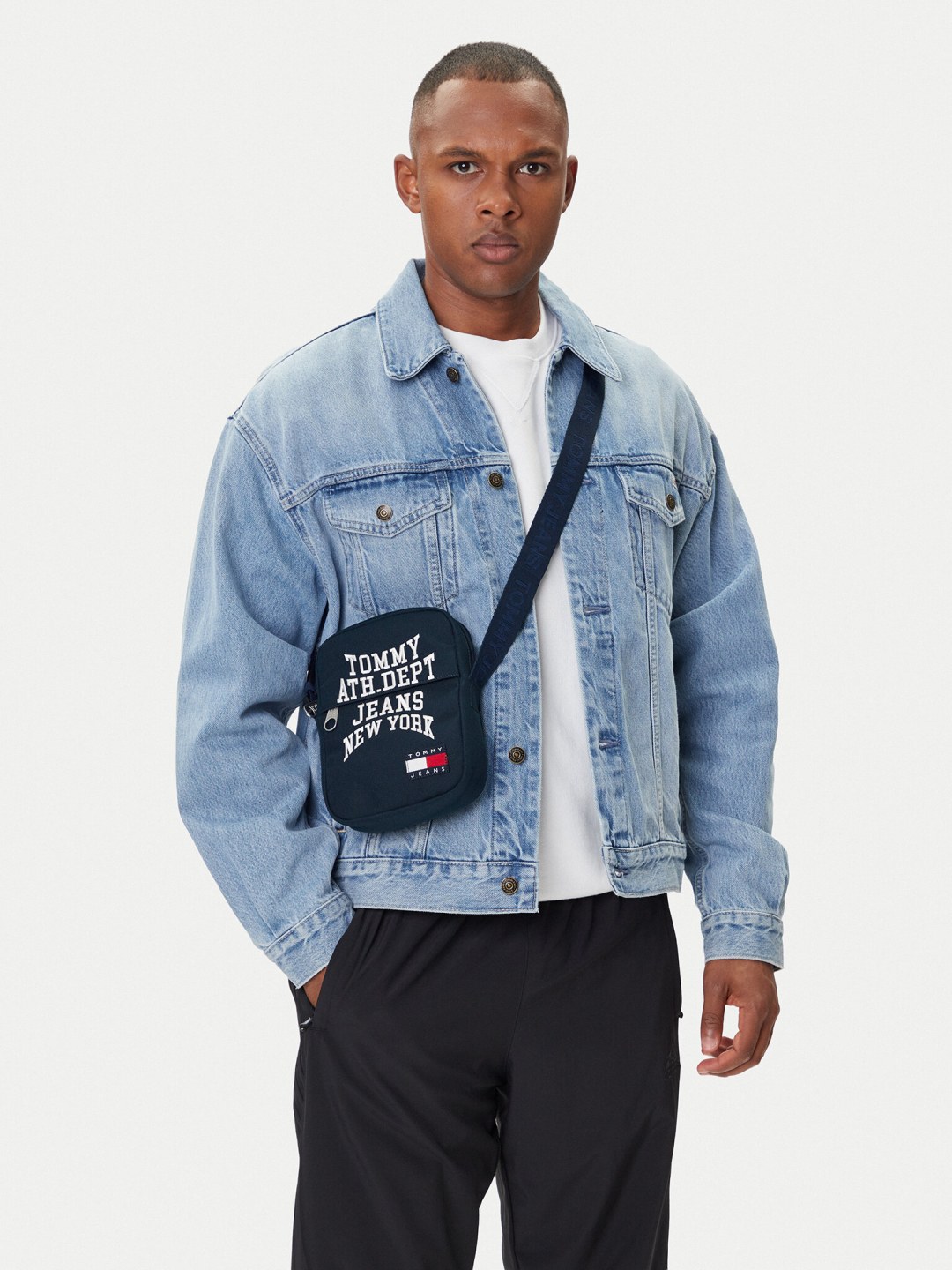 Brašna Tommy Jeans Tjm Multi Graphic Reporter AM0AM13816 Tmavomodrá