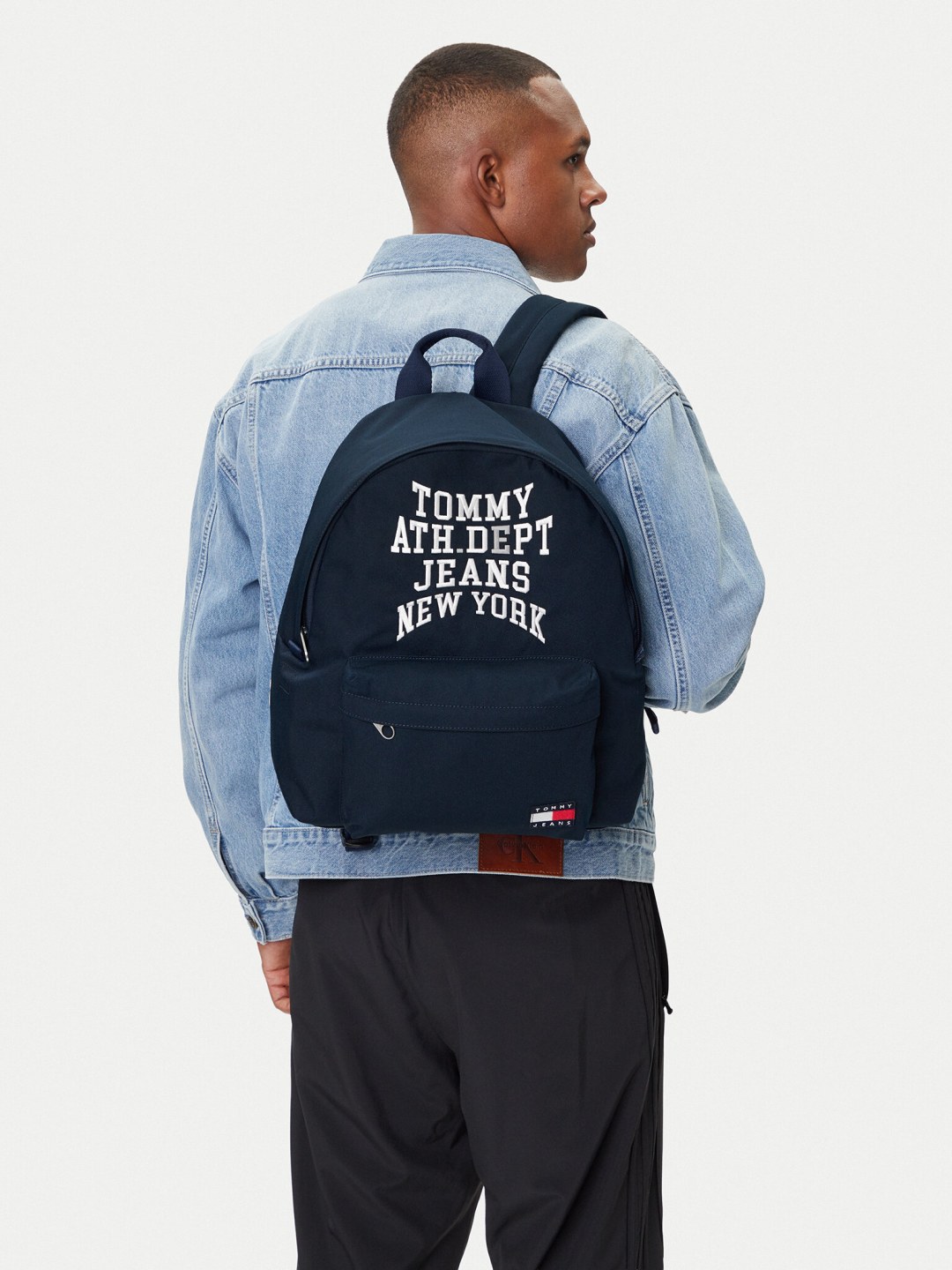 Batoh Tommy Jeans Tjm Multi Graphic Dome Backpack AM0AM13730 Tmavomodrá