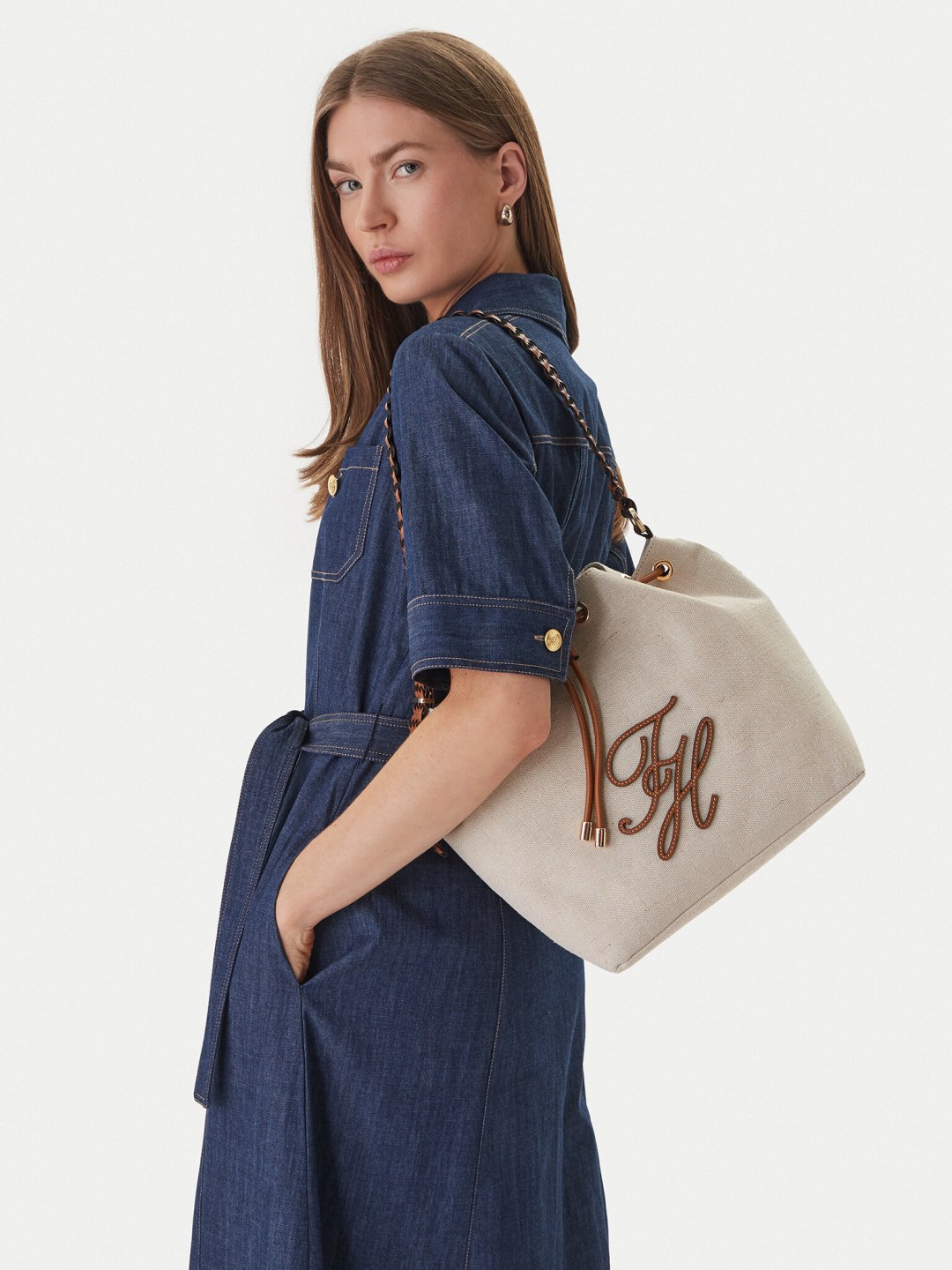 Kabelka Tommy Hilfiger Th Elev Summer Bucket Canvas AW0AW18631 Béžová