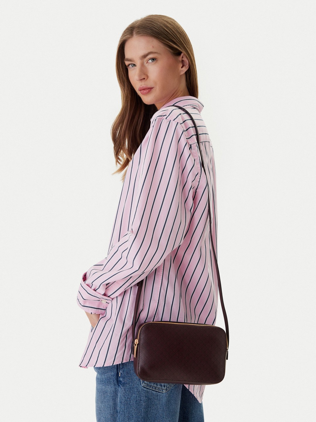 Kabelka Calvin Klein Emblem Aop Elongated Camera Bag LV04F3268G Bord